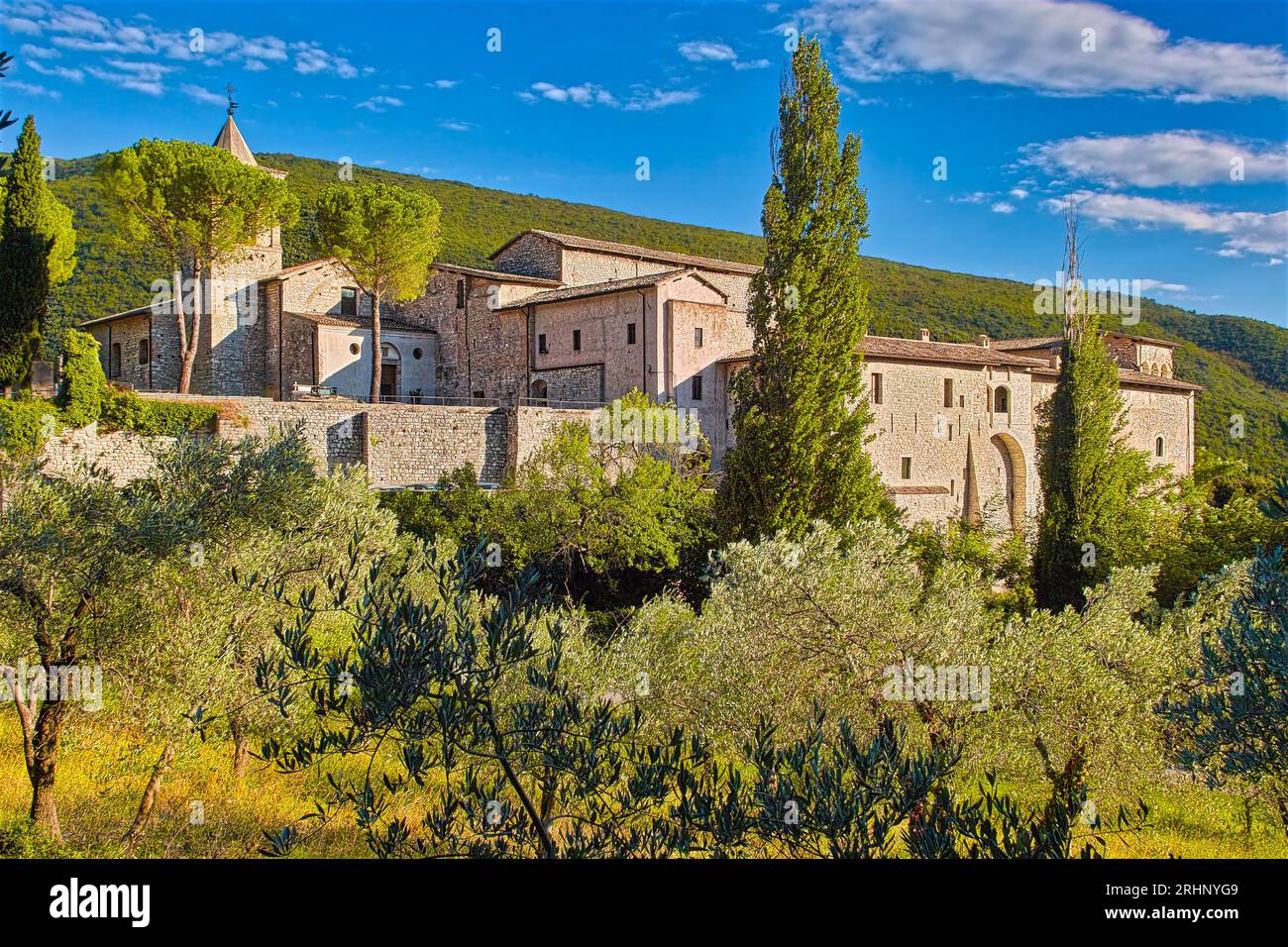 Foligno, Umbria, Italia. Abbazia di Santa Croce (1070). L'abbazia è circondata da verdi colline, ulivi e faggi. Foto Stock