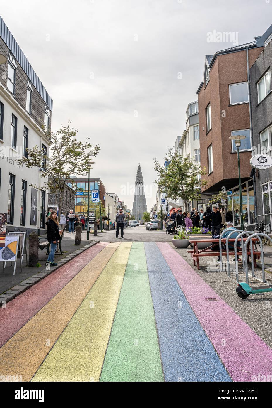 Ammira Skolavordustigur verso Hallgrímskirkja (chiesa), Reykjavik, Islanda Foto Stock
