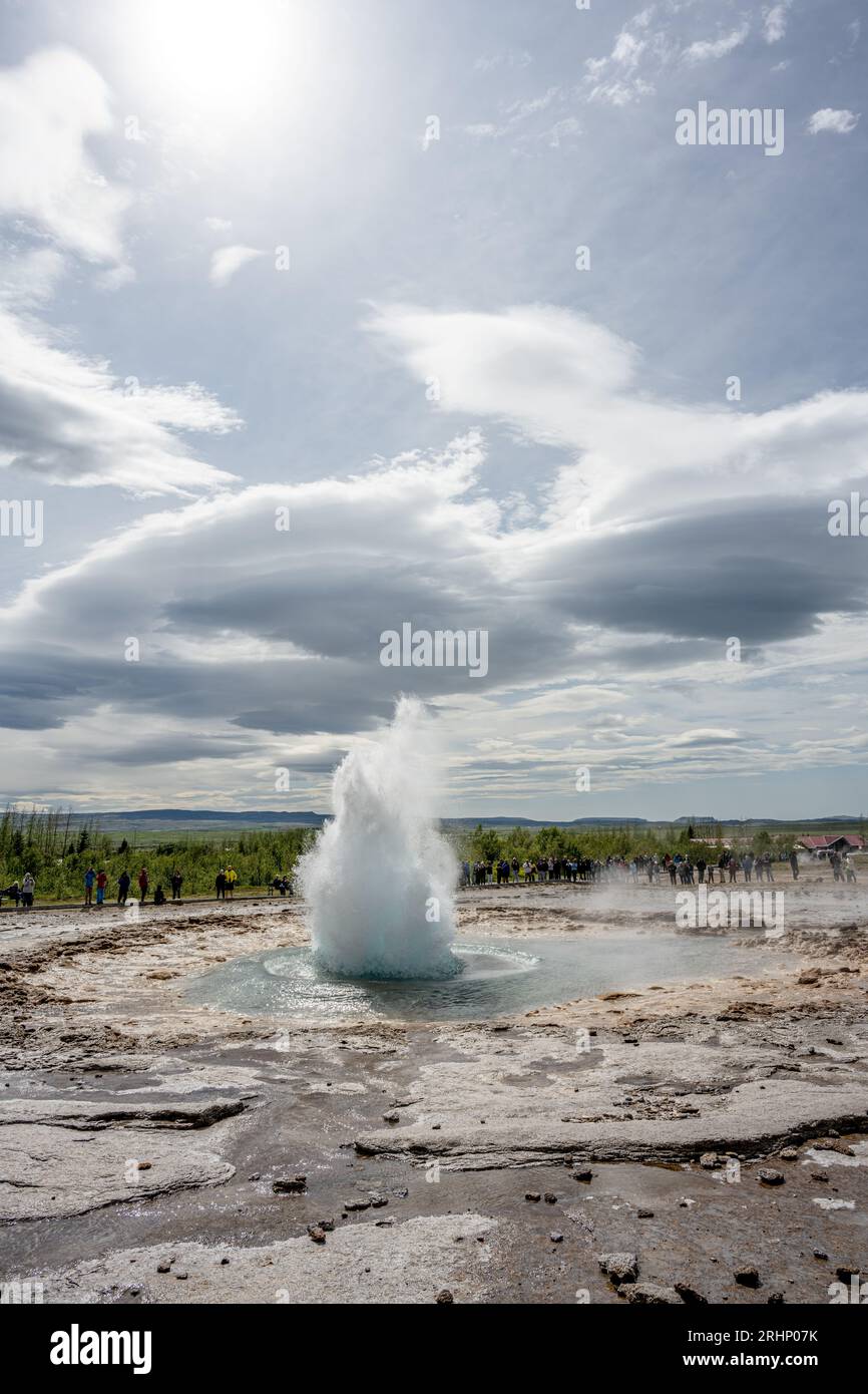 Lo Strokkur geysir, l'area geotermica di Geysir, l'Islanda Foto Stock