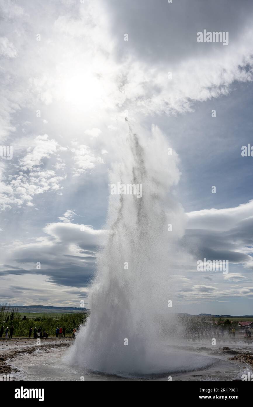 Lo Strokkur geysir, l'area geotermica di Geysir, l'Islanda Foto Stock