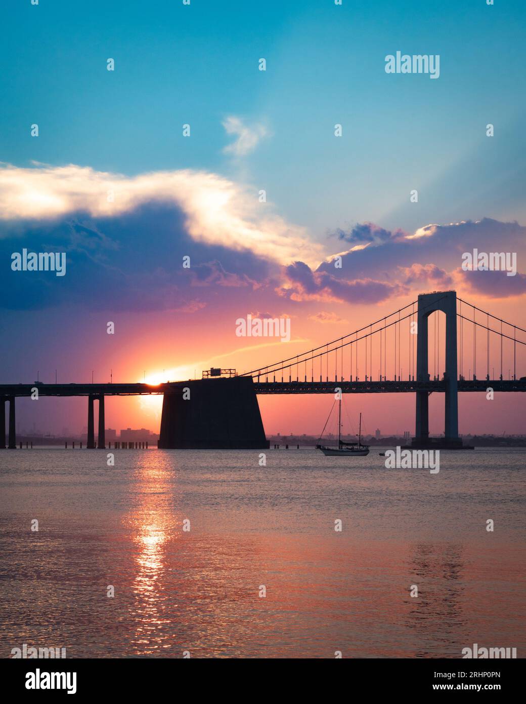 Splendida vista del Throgs Neck Bridge vista da Bayside Queens che guarda verso il Bronx, New York City vista durante il colorato tramonto. Foto Stock