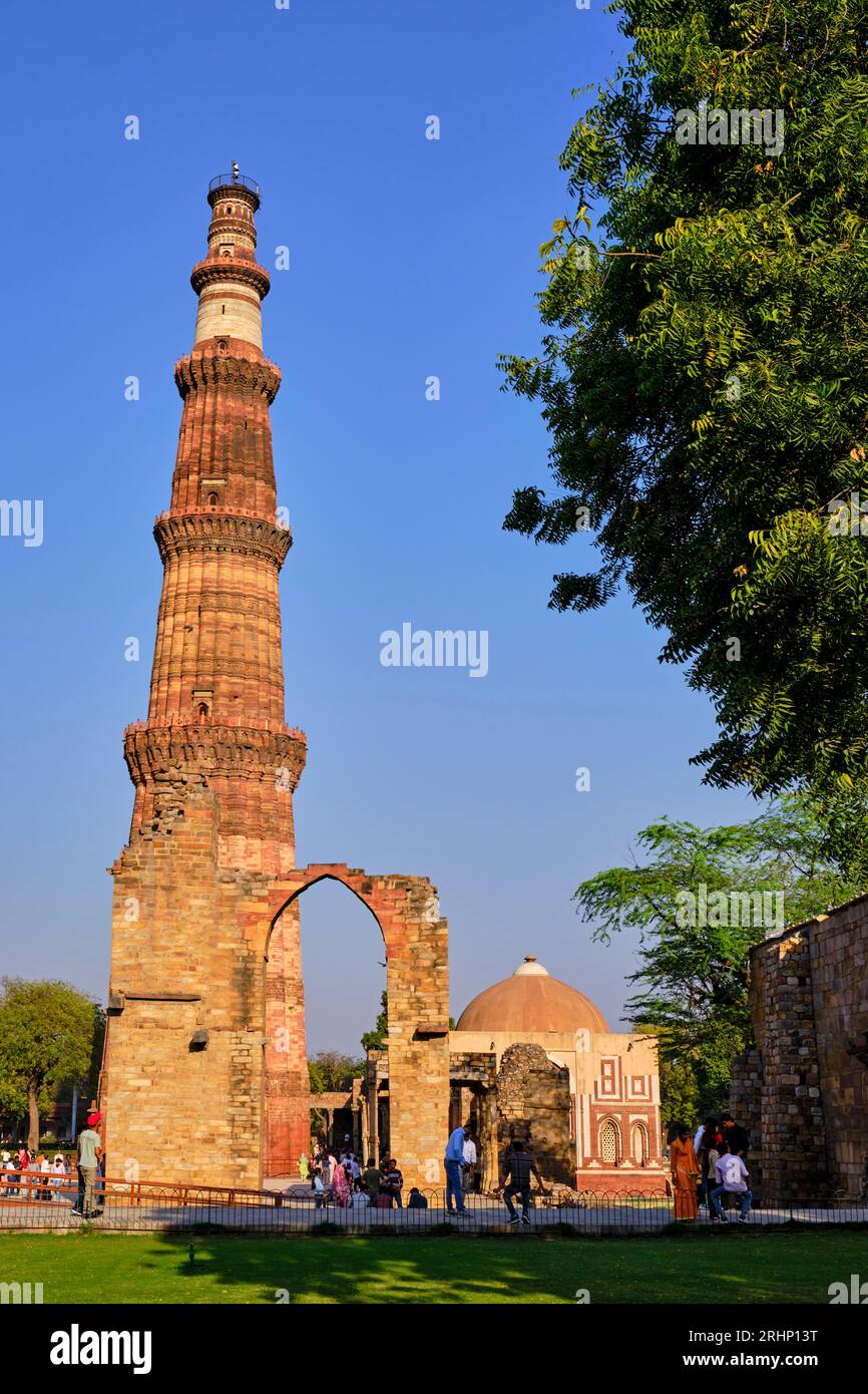 India, nuova Delhi, Delhi, sito del Minar di Qutb dichiarato Patrimonio dell'Umanità dall'UNESCO, minareto del XIII secolo, alto 72 metri, costruito nel 1199 Foto Stock