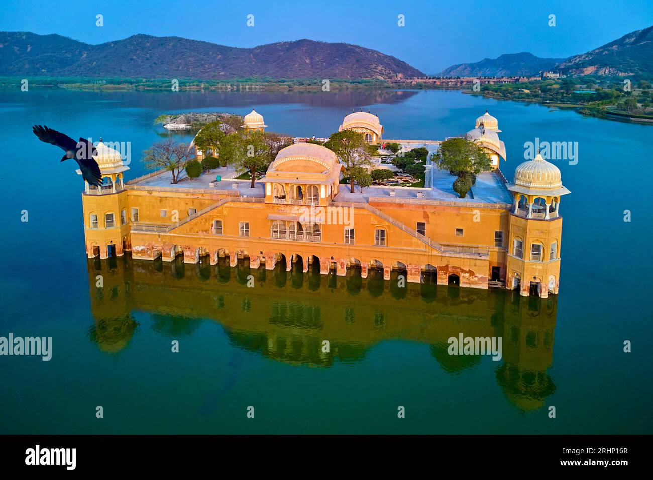 India, stato del Rajasthan, Jaipur, patrimonio dell'umanità dell'UNESCO, lago Man Sagar, vista aerea del palazzo JAL Mahal (vista aerea), estate p Foto Stock