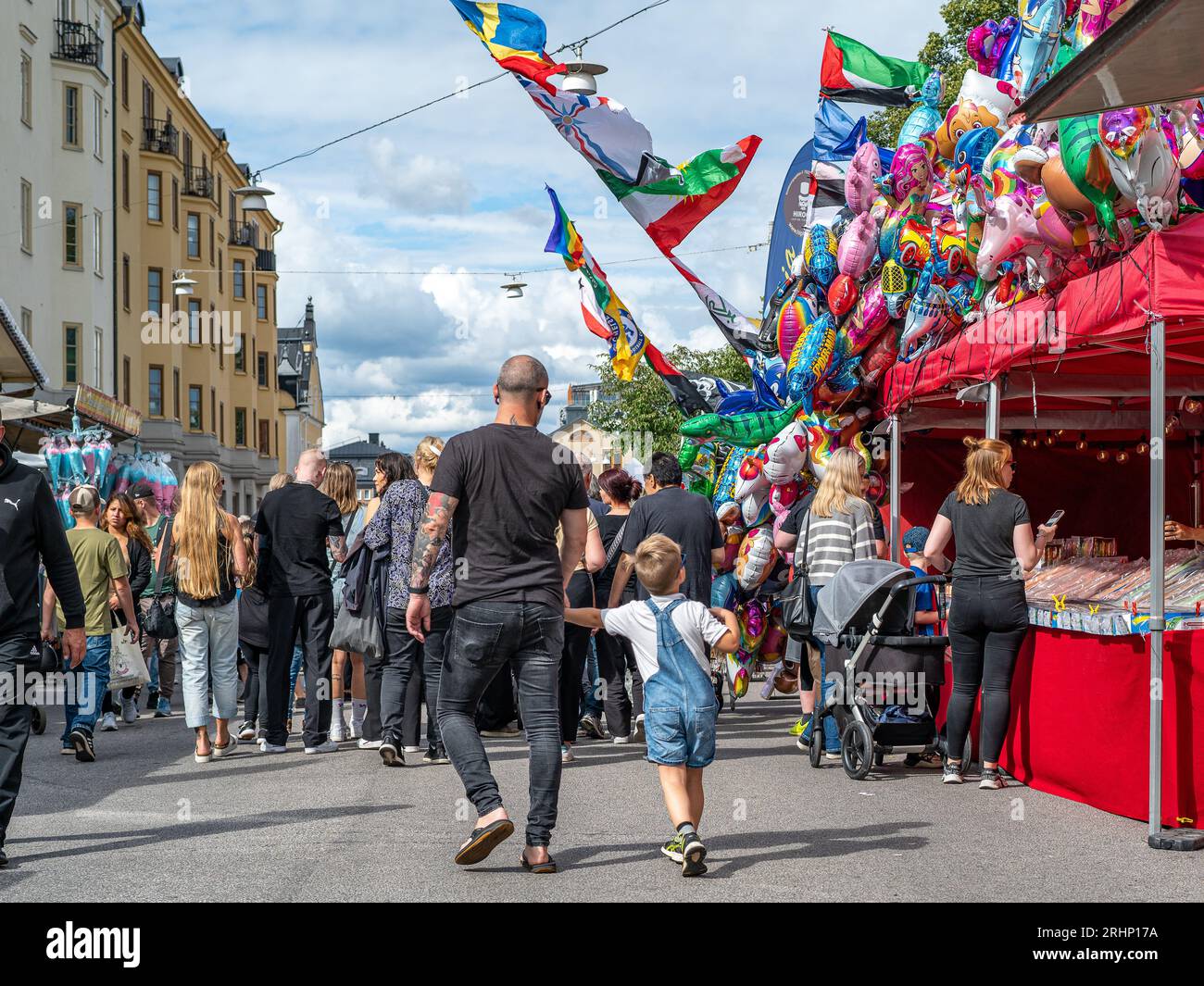 La gente ama il mercato di strada durante il festival di agosto 2023. Il festival di agosto è un evento annuale che si tiene a Norrköping, in Svezia. Foto Stock