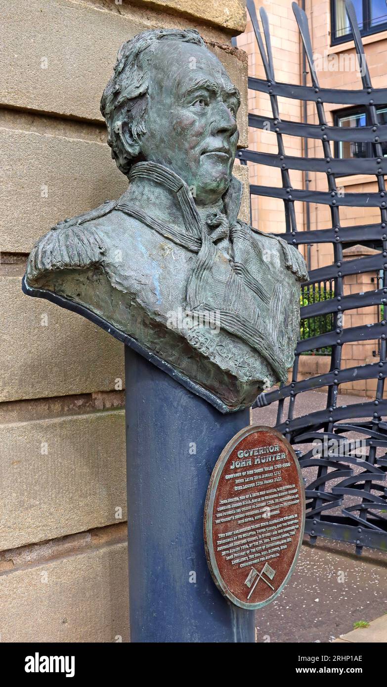 Busto del governatore del nuovo Galles del Sud 1795-1800 statua in bronzo di John Hunter, a Leith Shore, di Victor Cosack 1993, Tower Place, Leith, Edimburgo, Scozia, REGNO UNITO, EH6 7BZ Foto Stock