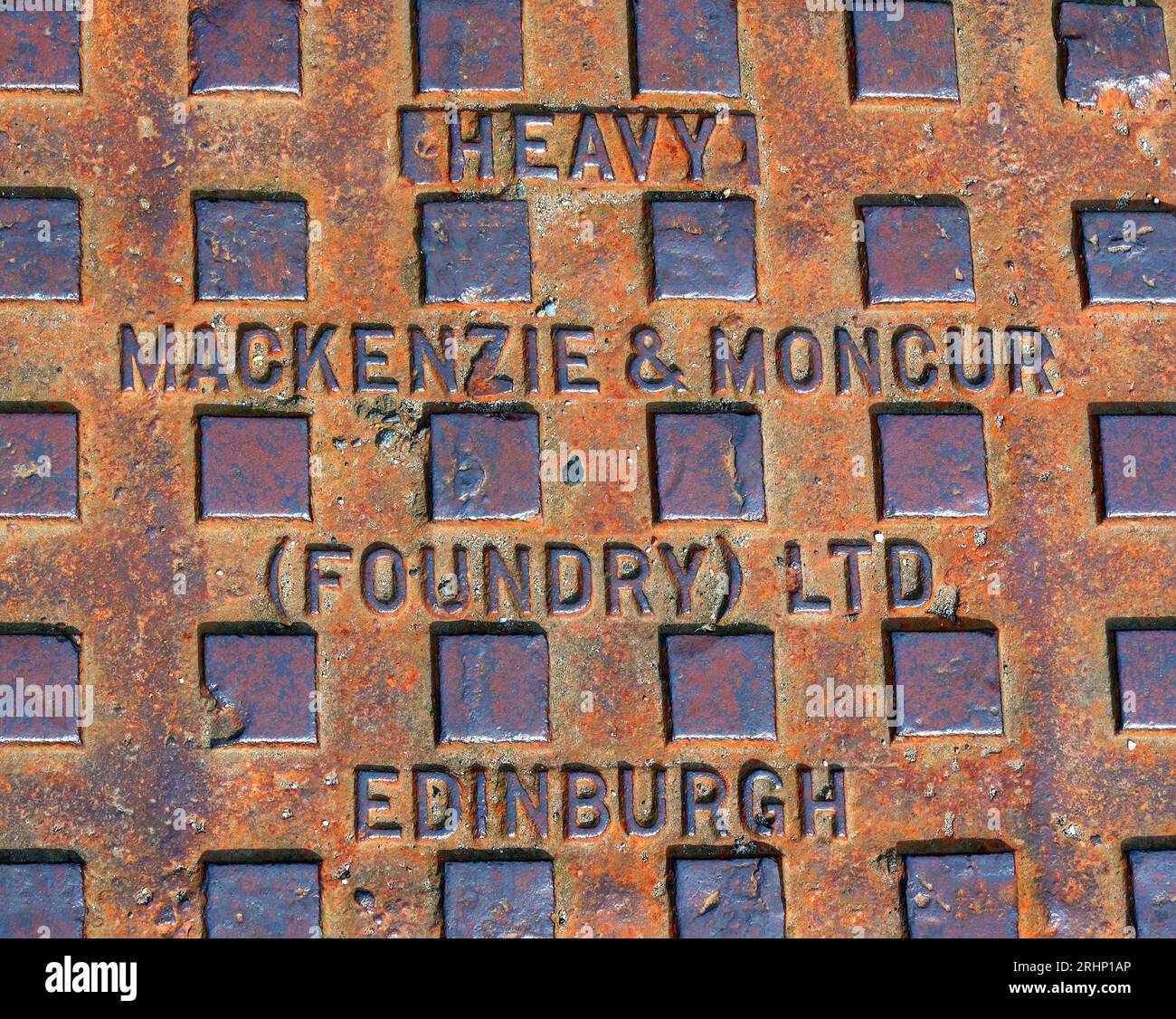 Griglia in ghisa pesante in rilievo con Mackenzie & Moncur (Foundry) Ltd, Edimburgo, Scozia, Regno Unito, EH1 3QB Foto Stock