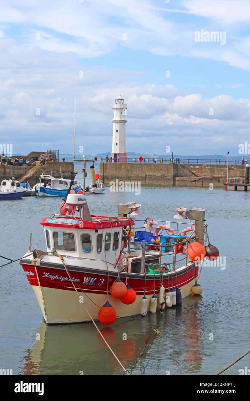 Kayleigh Ann WK3 pescherecci e navi nel soleggiato porto di Newhaven in alta marea, Leith, Edimburgo, Scozia, Regno Unito, EH6 4LP Foto Stock