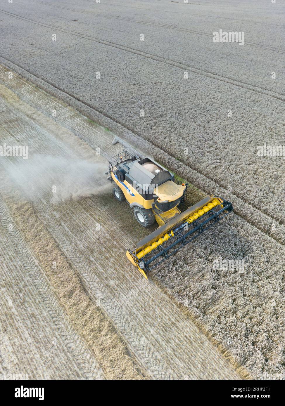 Fotografie aeree di una mietitrebbia e di trattori che raccolgono cereali e fieno in un'azienda agricola nel sud dello Shropshire. Foto Stock