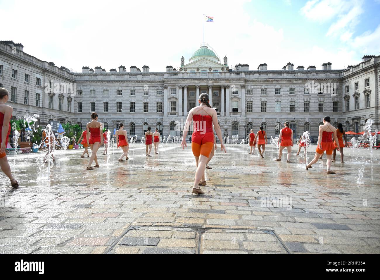 22 superbi giovani ballerini della Shobana Jeyasingh Dance che provano nelle 55 fontane dello splendido cortile neoclassico di Somerset House Foto Stock