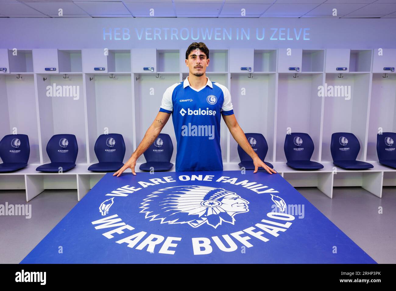 Gent, Belgio. 18 agosto 2023. Il nuovo giocatore di Gent Omri Gandelman posa dopo aver firmato un contratto con la squadra di calcio belga KAA Gent, venerdì 18 agosto 2023 a Gent. BELGA PHOTO KURT DESPLENTER Credit: Belga News Agency/Alamy Live News Foto Stock