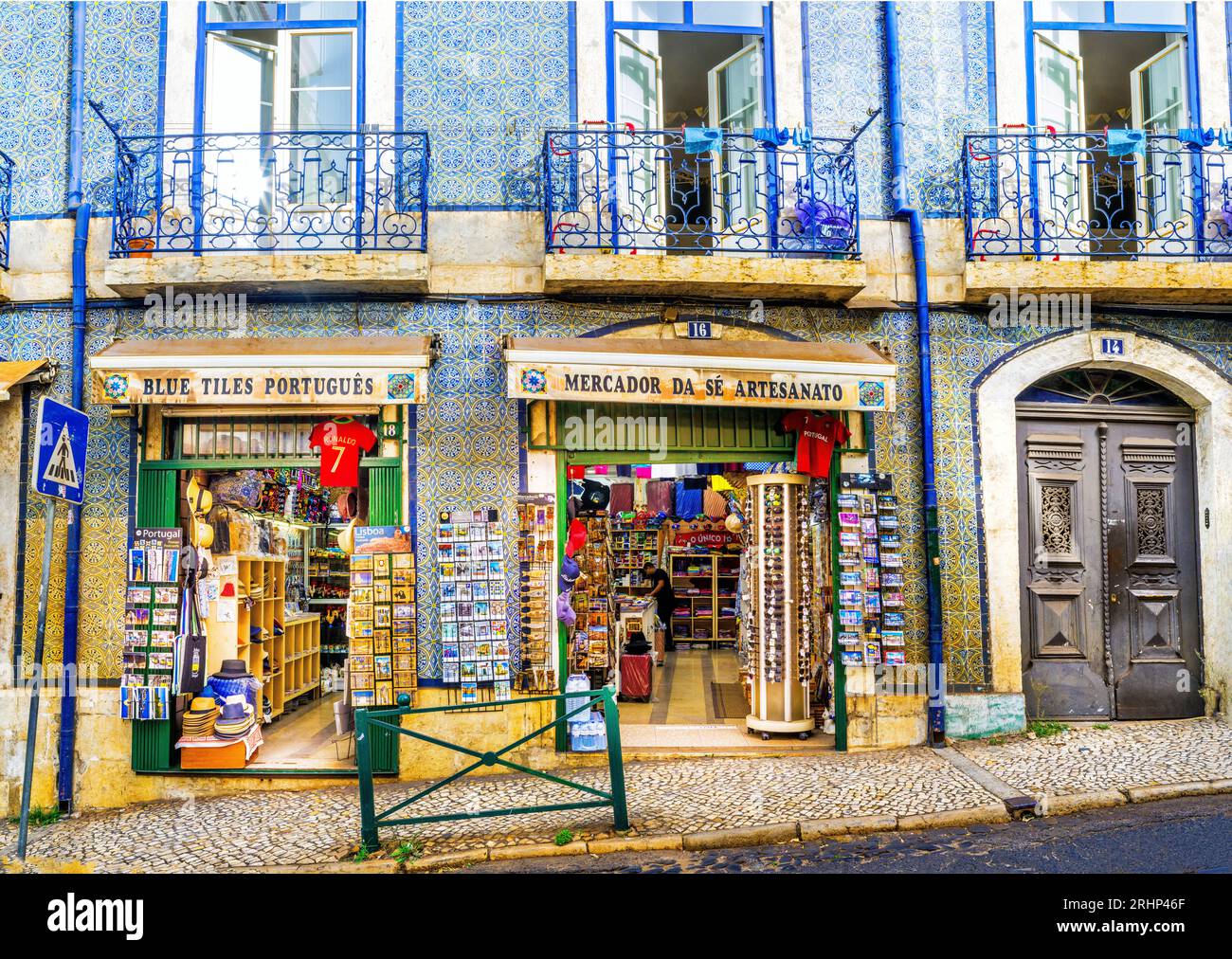 Facciata della strada nel quartiere di Alfama Lisbona, Portogallo, Europa Foto Stock