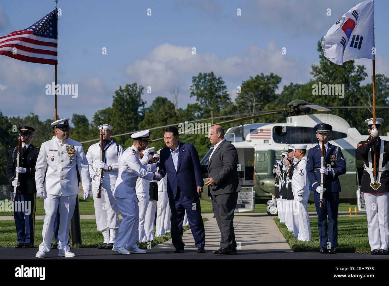 Il presidente sudcoreano Yoon Suk Yeol viene accolto da Ethan Rosenzweig mentre arriva per un vertice trilaterale a Camp David, il ritiro presidenziale vicino a Thurmont, Maryland, il 18 agosto 2023. Credito: Nathan Howard/Pool tramite CNP/MediaPunch Foto Stock