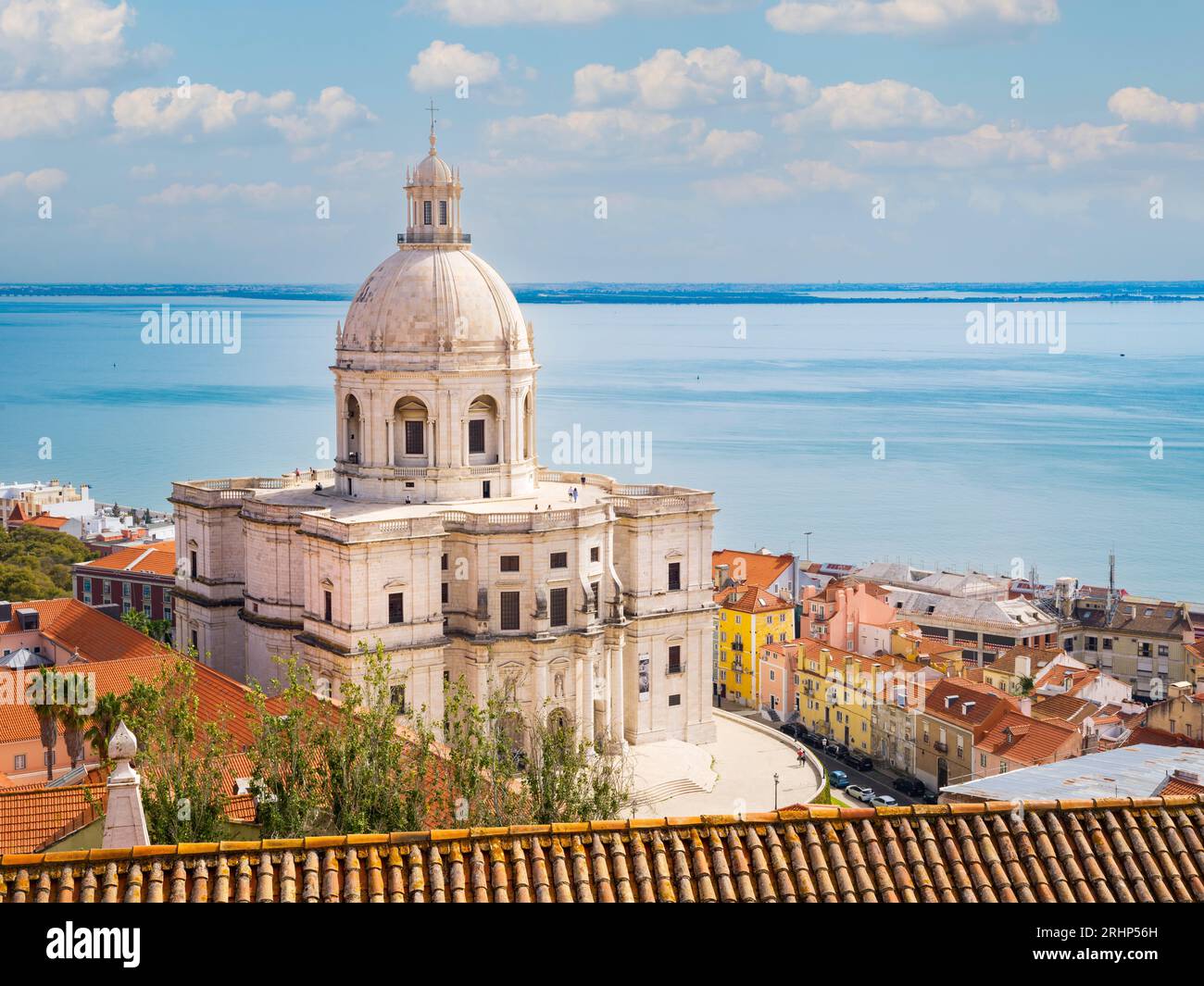 Pantheon Nazionale, panoramico paesaggio urbano della storica Alfama con il Pantheon Nazionale Lisbona, Portogallo, Europa Foto Stock