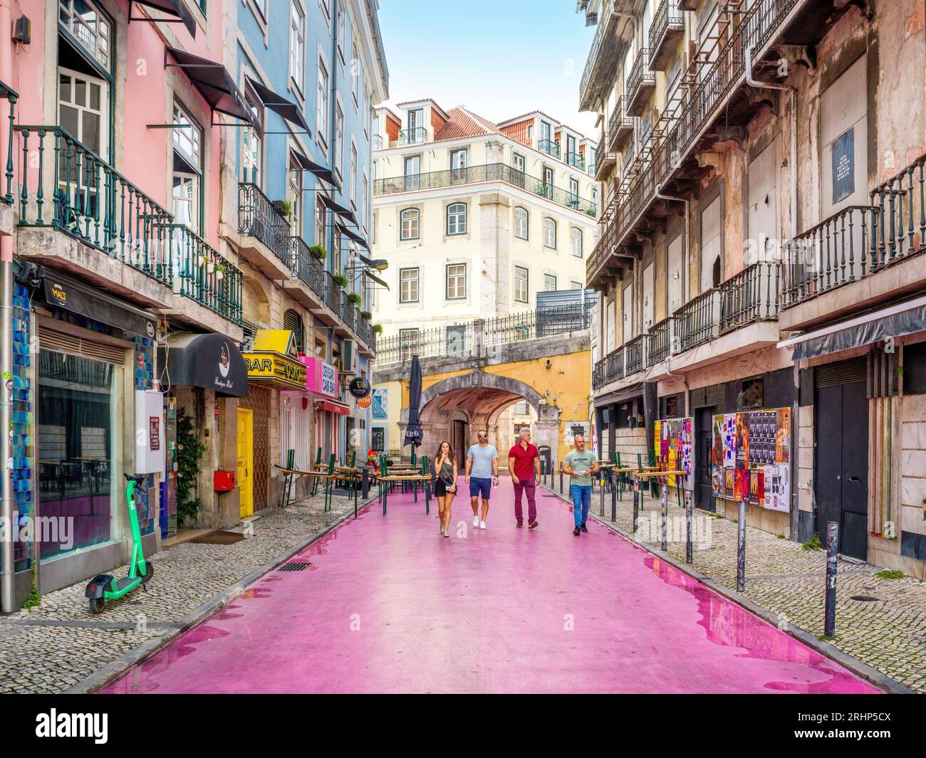 Rosa Street, Rua Cor de Rosa, popolare quartiere Cais do Sodre Lisbona, Portogallo, Europa Foto Stock