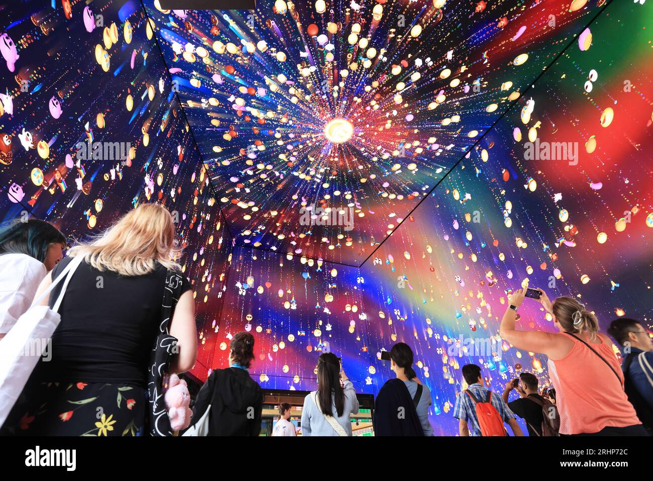 Outernet London un nuovo quartiere dell'intrattenimento aperto nel 2022 nel West End, vicino a Tottenham Court Road, il più grande spazio espositivo digitale in Europa con la "distribuzione di schermi LED più grande al mondo", Londra, Regno Unito Foto Stock