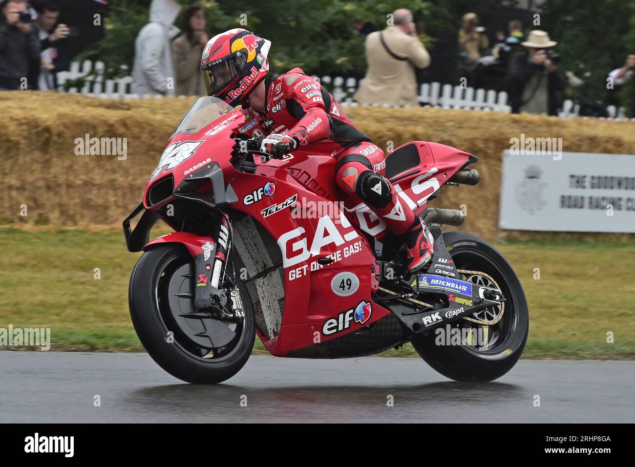 Augusto Fernadez, Pol Espargaro, KTM RC16, MotoGP Celebration, con alcune delle moto e dei piloti più famosi dal 1947 fino a quelli in uso Foto Stock