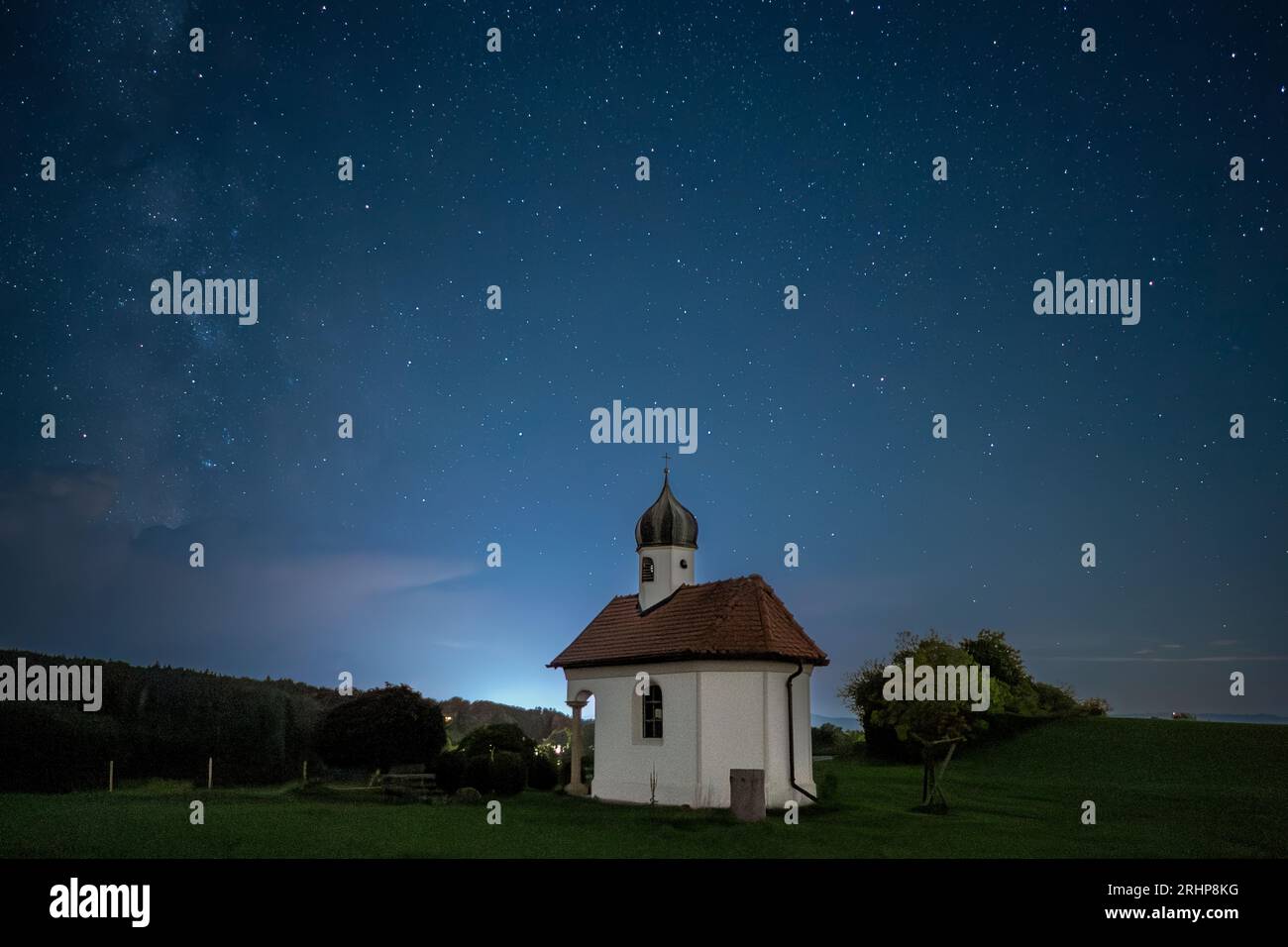 Cielo notturno con via Lattea sopra una cappella nell'alta Baviera, Baviera, Germania, Europa Foto Stock