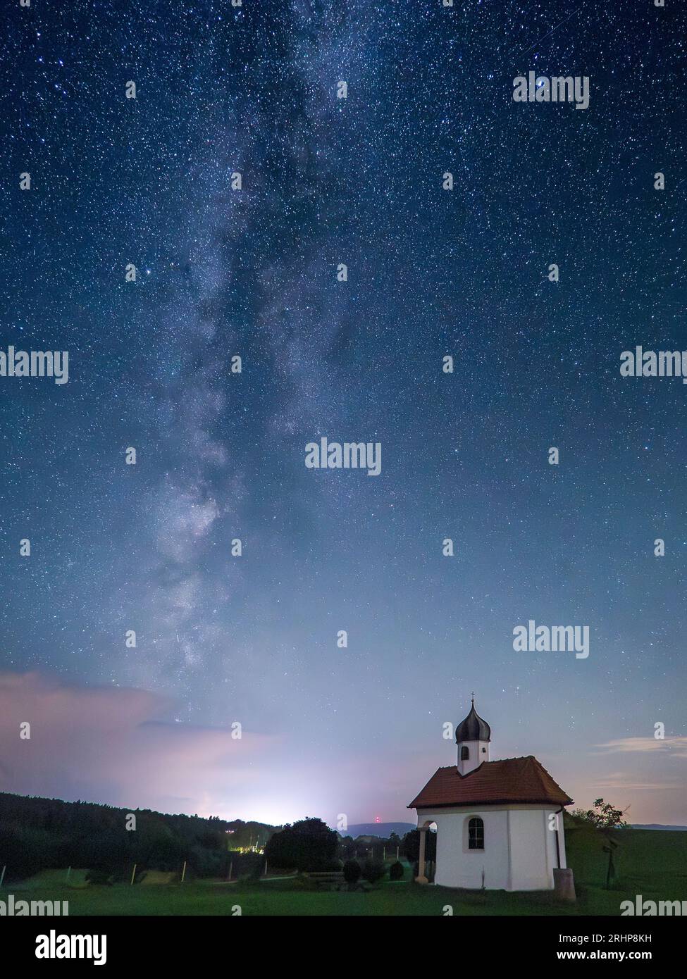 Cielo notturno con via Lattea sopra una cappella nell'alta Baviera, Baviera, Germania, Europa Foto Stock