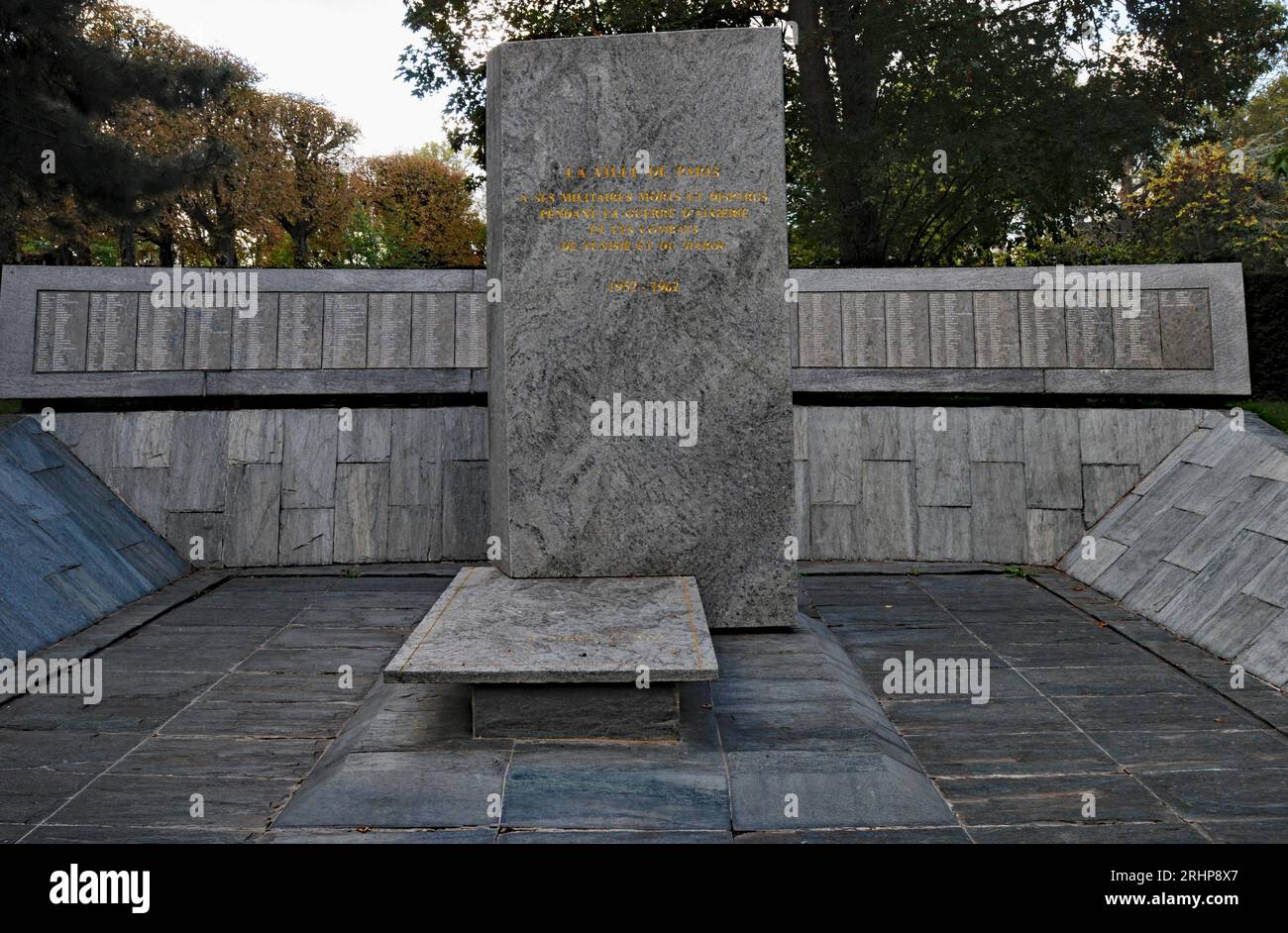 Un monumento della città di Parigi ai soldati uccisi o dispersi durante la guerra d'Algeria e i conflitti in Marocco e Tunisia si trova nel cimitero di Père Lachaise. Foto Stock