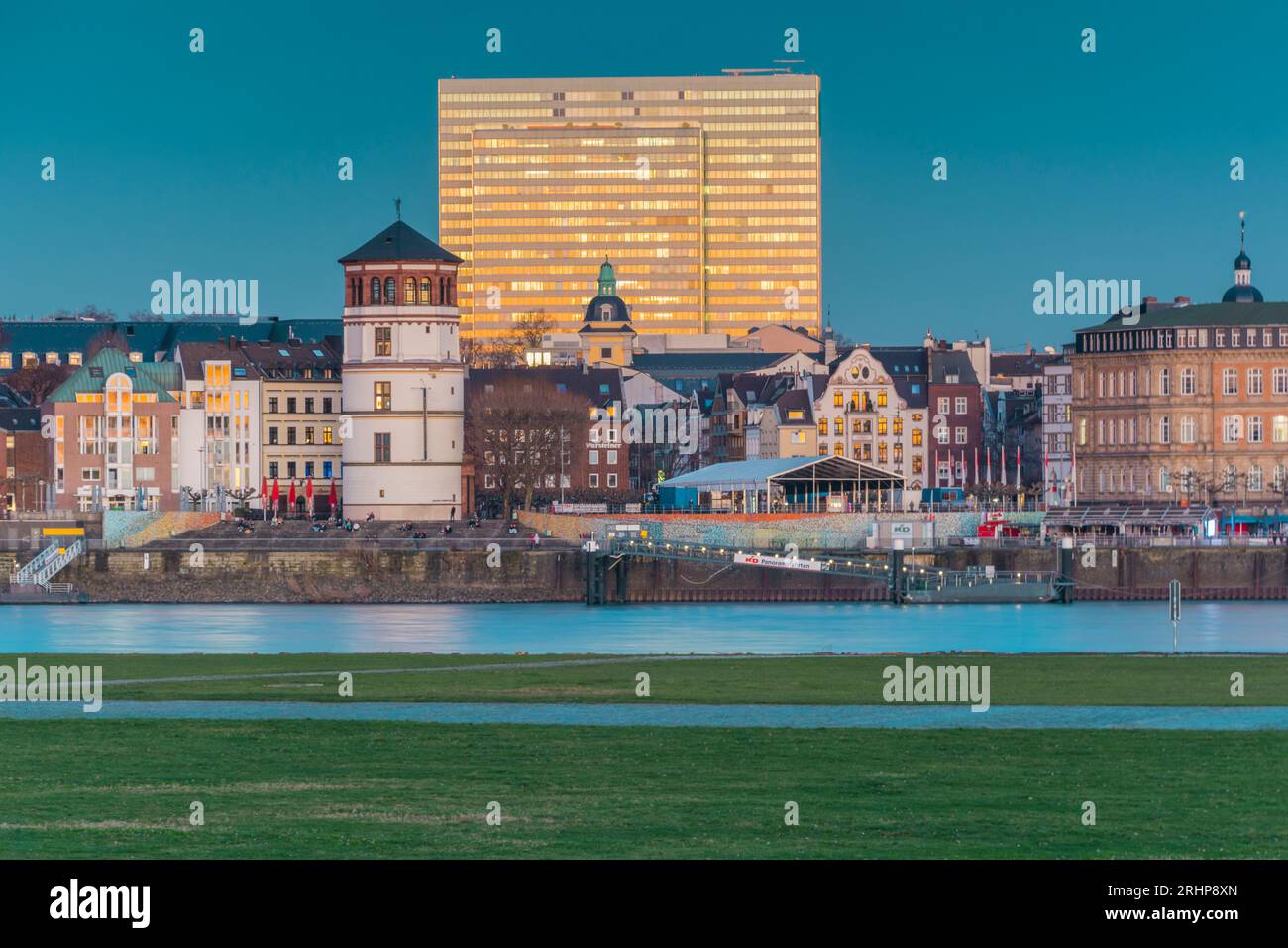 La famosa città vecchia di Düsseldorf con il museo "Schlossturm" al crepuscolo Foto Stock