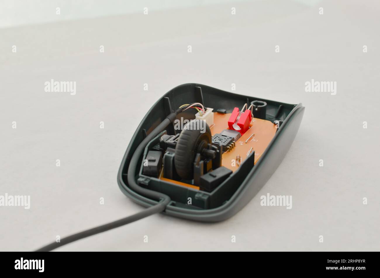 Mouse per computer aperto con circuito elettronico esposto per la manutenzione, simbolo della tecnologia e dell'informatica moderna. Perfetto per concetti tecnologici, cifra Foto Stock