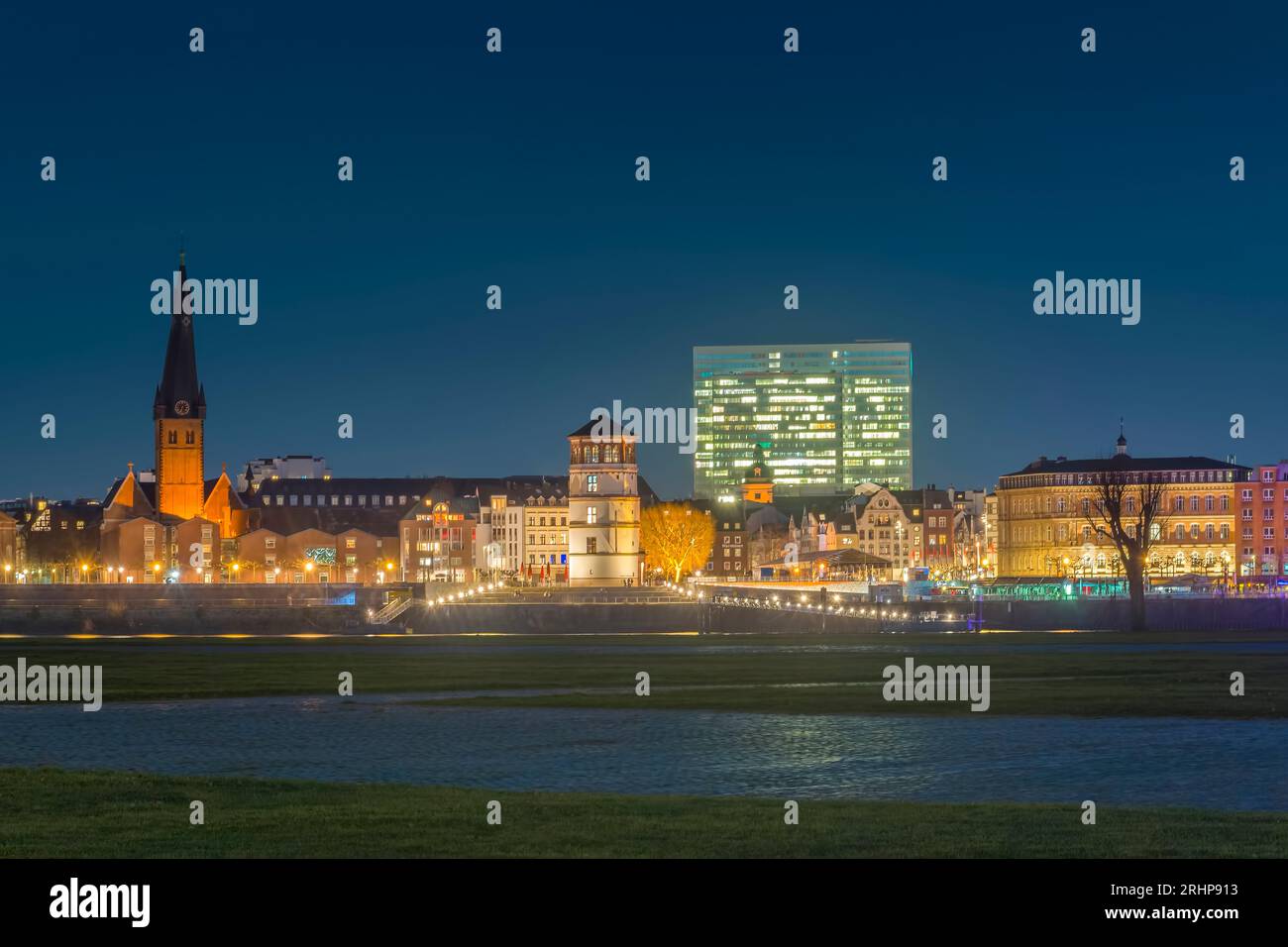 La famosa città vecchia di Düsseldorf con San La chiesa di Lambertus e il museo "Schlossturm" di notte Foto Stock