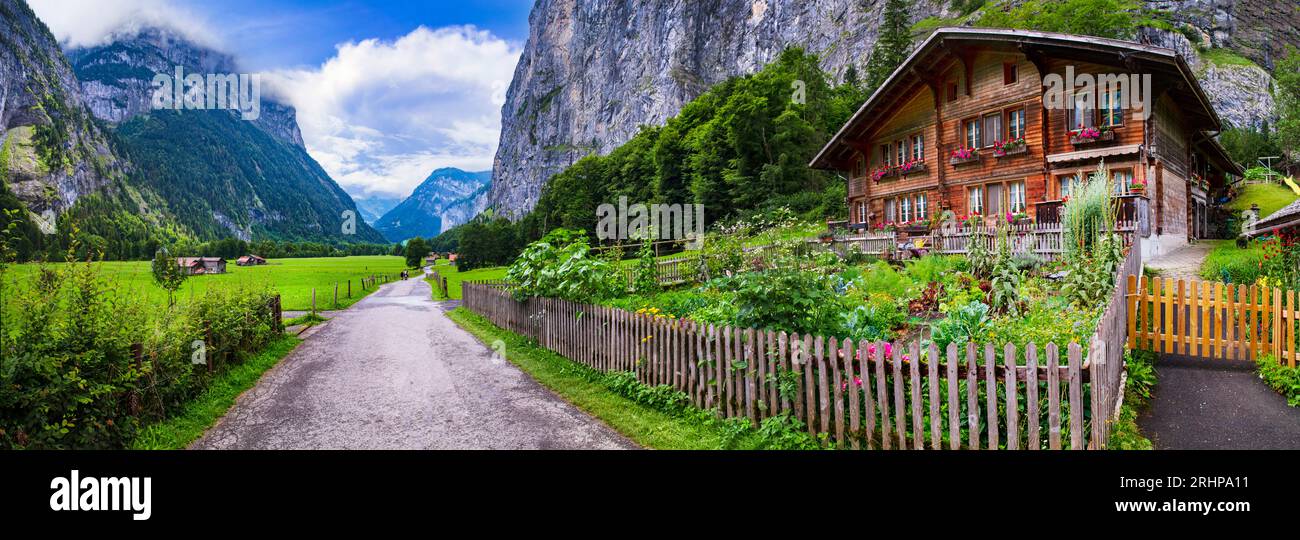 Viaggi in Svizzera . i posti più panoramici. Splendido villaggio di Lauterbrunnen con tradizionali case in legno e vallata circondata da imponenti montagne alpine Foto Stock