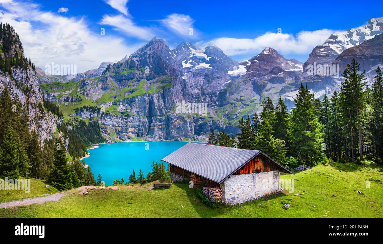 Idilliaco lago di montagna svizzero Oeschinensee (Oeschinen) con acque turchesi e cime innevate delle Alpi vicino al villaggio di Kandersteg. Natura Svizzera Foto Stock