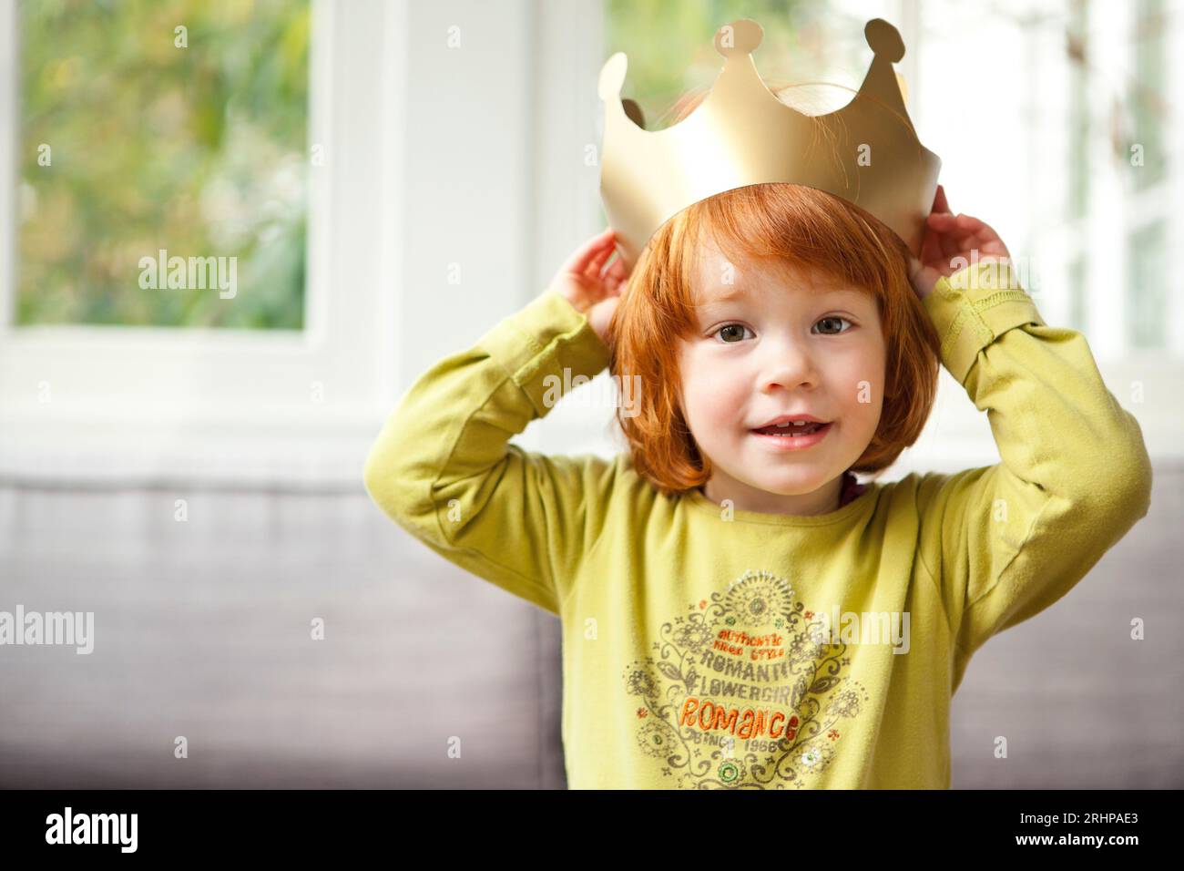 Bambino con corona Foto Stock