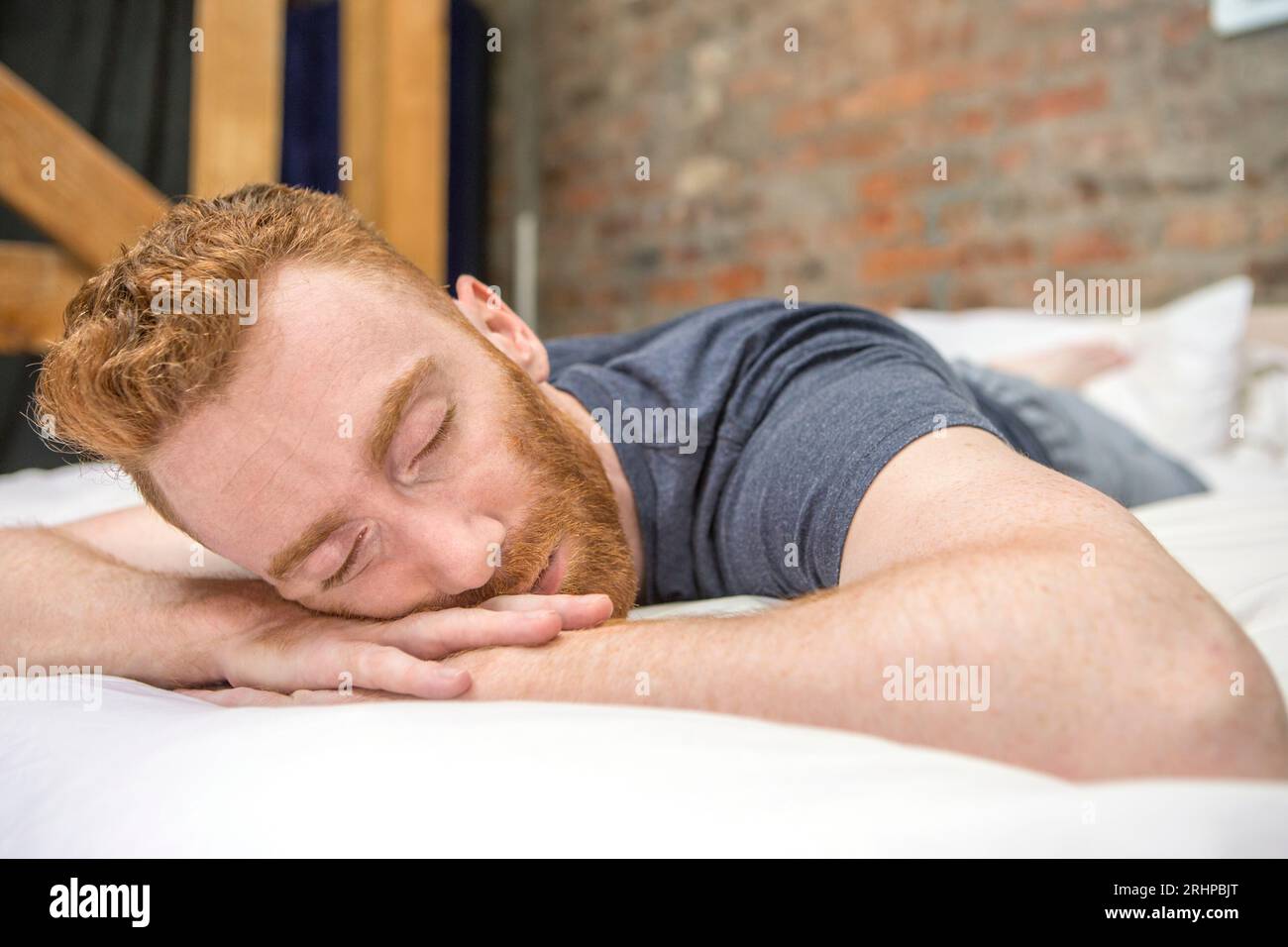 uomo che dorme Foto Stock