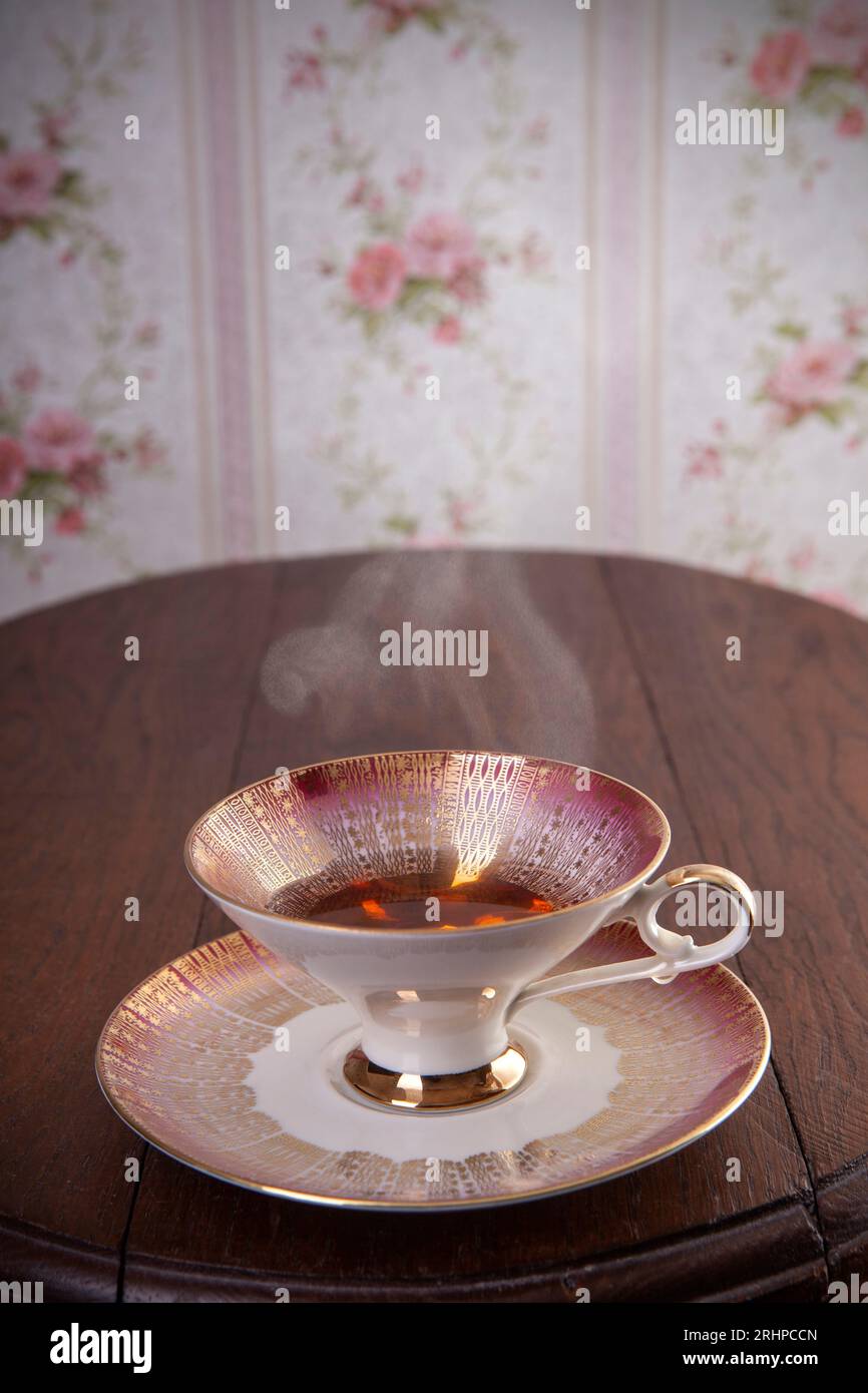 Tazza con tè fumante Foto Stock