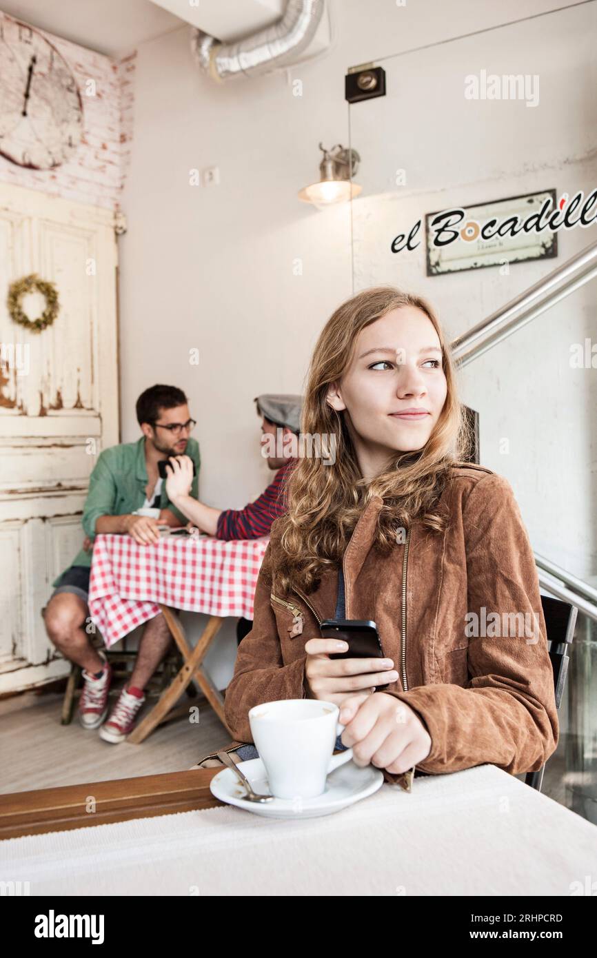 Giovane donna in cafe Foto Stock
