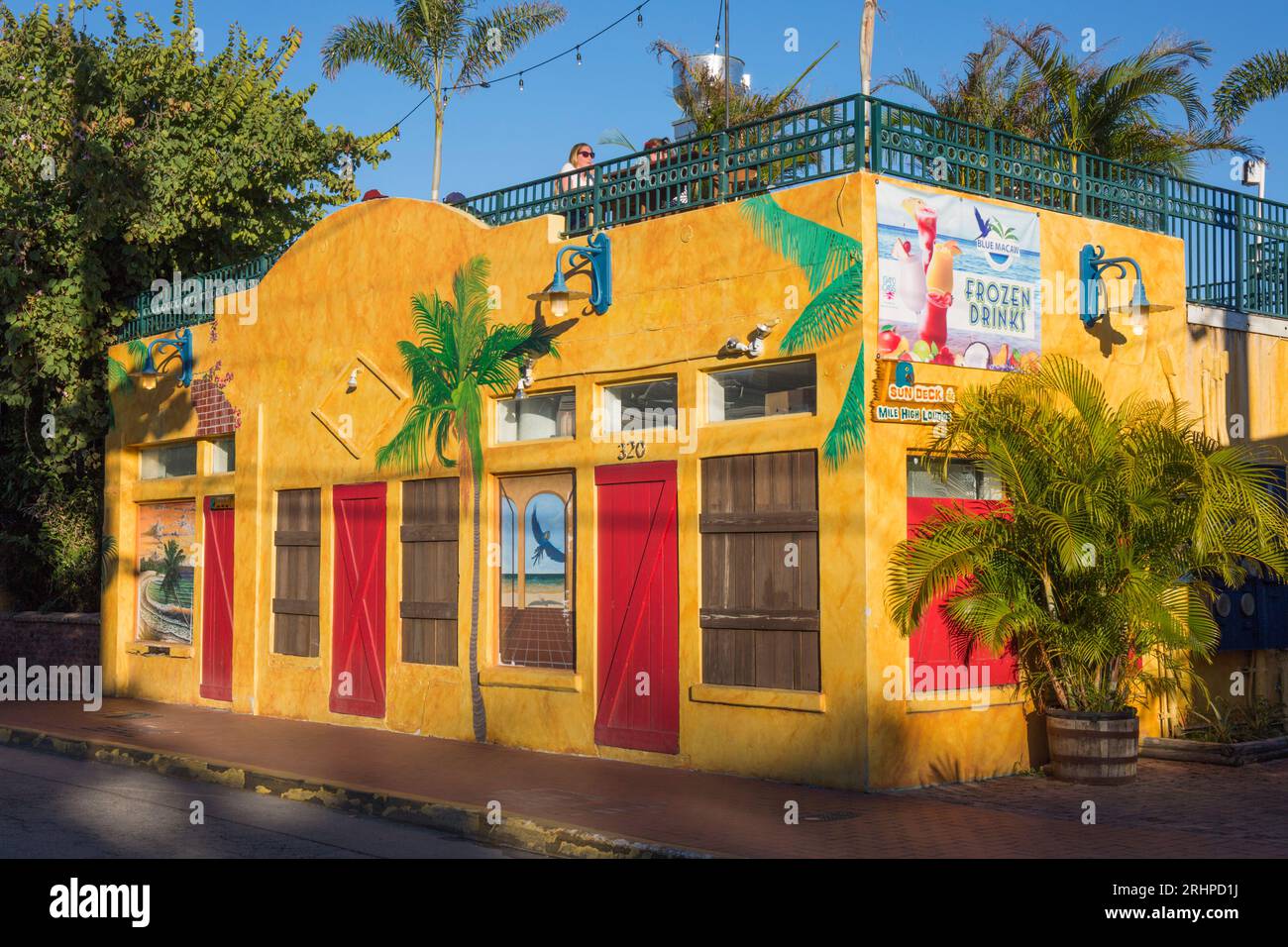 Key West, Florida, USA. Il Blue Macaw, un popolare cocktail bar con terrazza sul tetto, tramonto, Bahama Village, città vecchia. Foto Stock