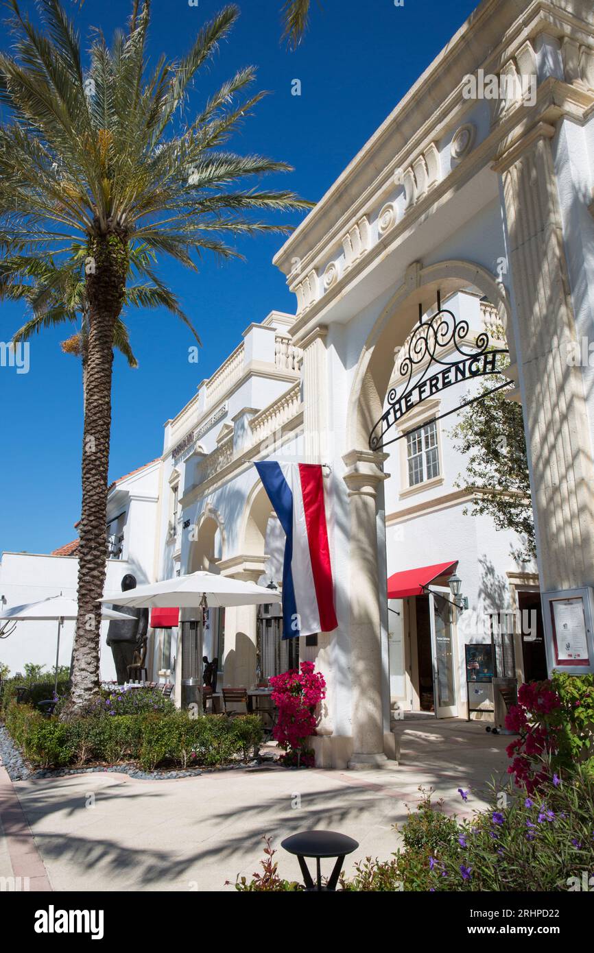 Naples, Florida, USA. Arco ornamentale all'entrata di un ristorante e galleria sulla 5th Avenue South, la strada dello shopping piu' esclusiva della citta'. Foto Stock