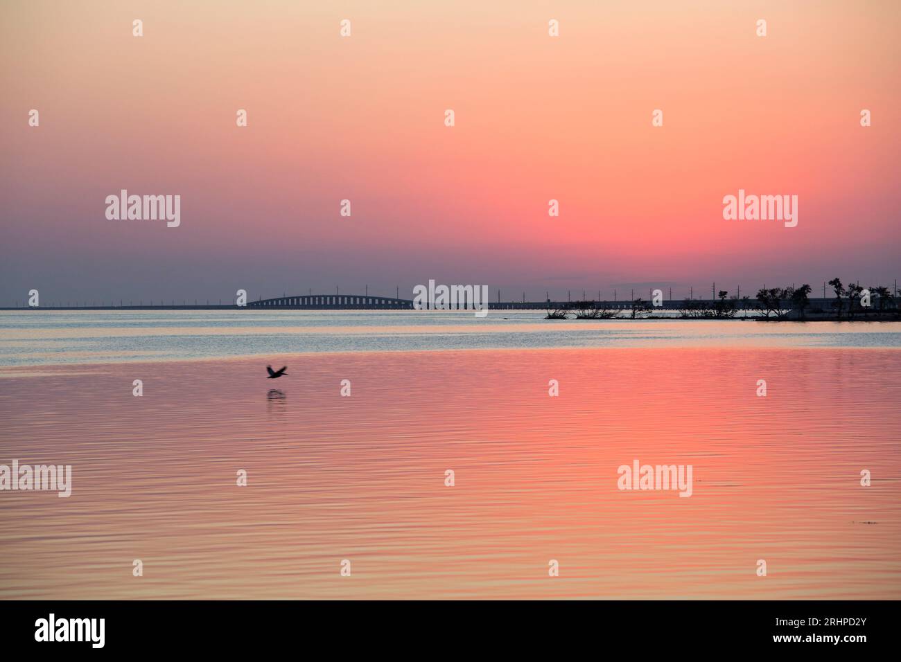 Maratona, Florida, USA. Vista da Knights Key attraverso le tranquille acque dello stretto della Florida fino al Seven Mile Bridge, al tramonto. Foto Stock