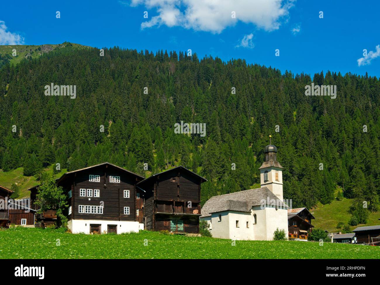 Sito con casa residenziale, granaio e chiesa, insediamento sparso Gluringen, Goms, Vallese, Svizzera Foto Stock
