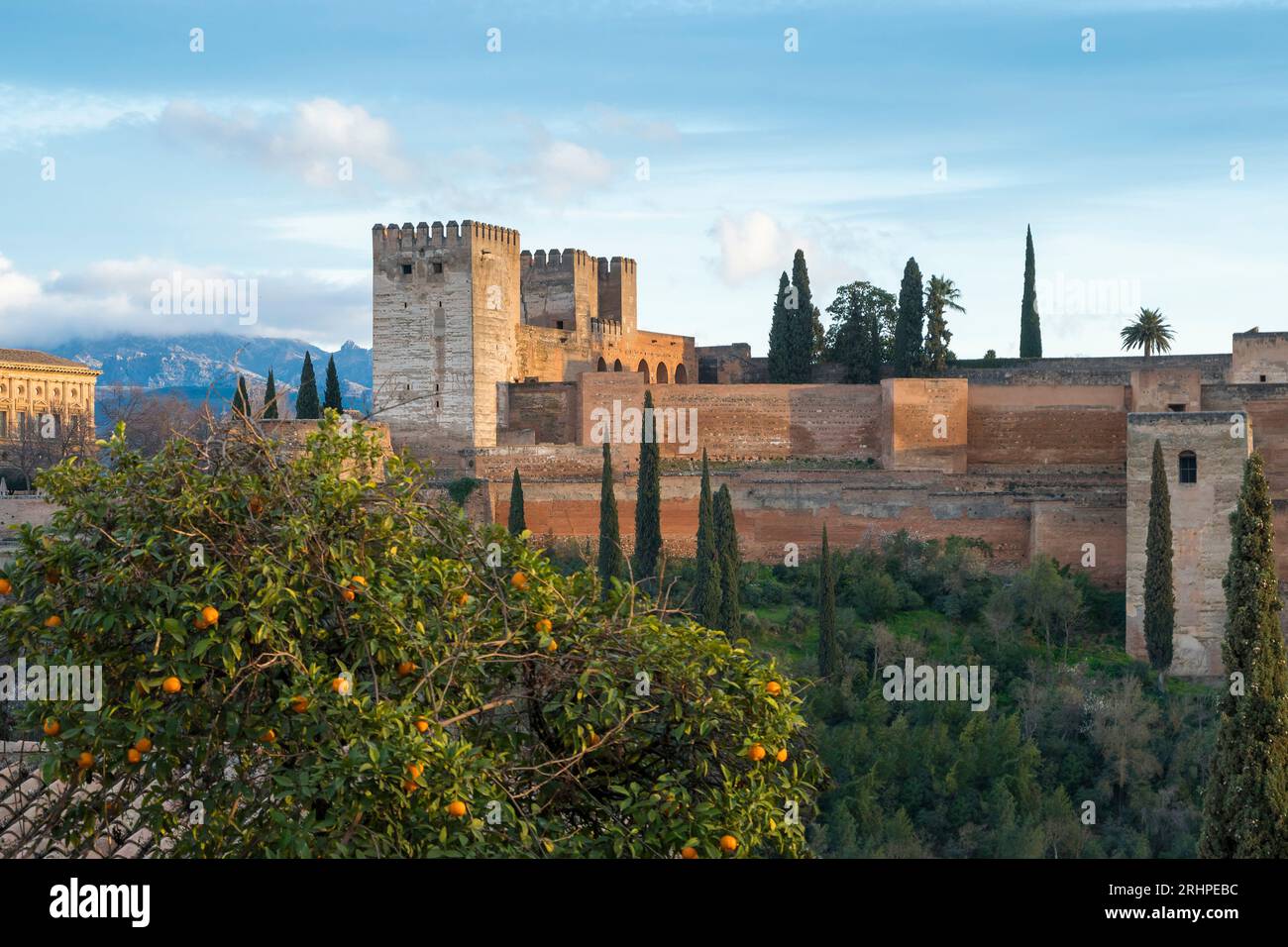 Spagna, Andalusia, Granada, vista in lontananza dell'Alhambra, luce notturna, arancio Foto Stock
