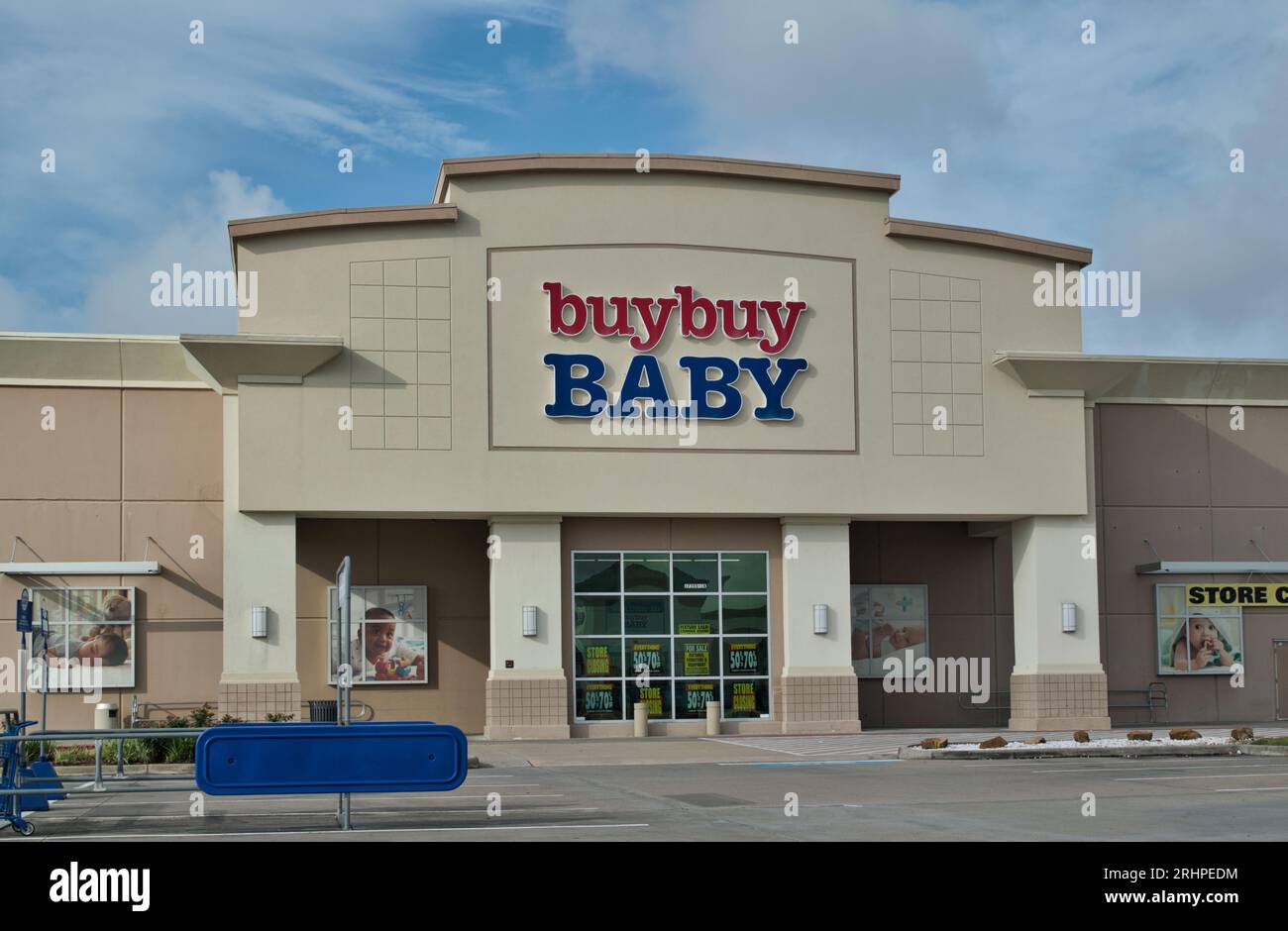 Houston, Texas, USA 07-04-2023: Acquista la facciata esterna del negozio e il parcheggio per bambini a Houston, Texas, vista frontale. Catena di vendita al dettaglio di prodotti per lattanti. Foto Stock