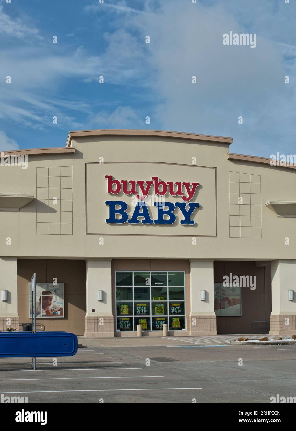 Houston, Texas, USA 07-04-2023: Acquista la facciata esterna del negozio e il parcheggio per bambini a Houston, Texas, vista frontale. Catena di vendita al dettaglio di prodotti per lattanti. Foto Stock