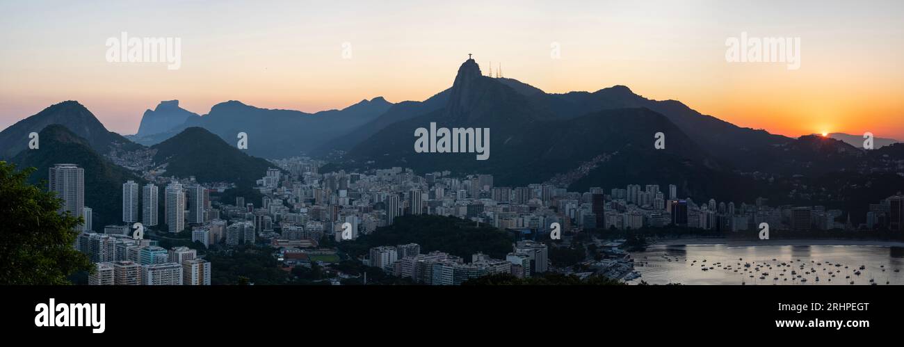 Rio de Janeiro, Brasile: Vista panoramica al tramonto dal Pan di zucchero con il distretto di Humaitá, il Cristo Redentore sul monte Corcovado, la spiaggia di Botafogo Foto Stock