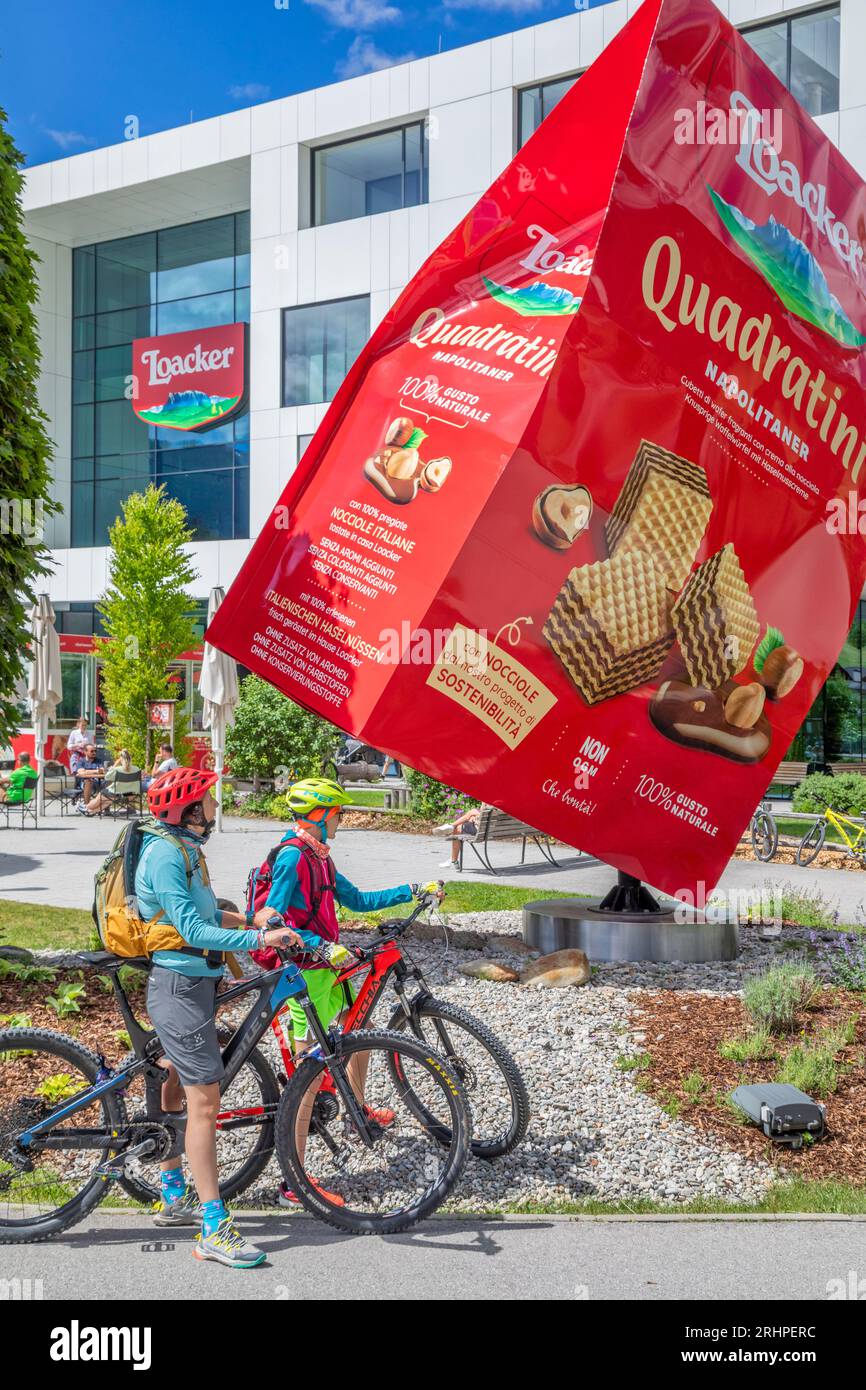 Austria, Tirolo Orientale, Heinfels, la fabbrica del museo del famoso Loacker di wafers, punto di passaggio per turisti e ciclisti che pedalano lungo la pista ciclabile Drava Foto Stock