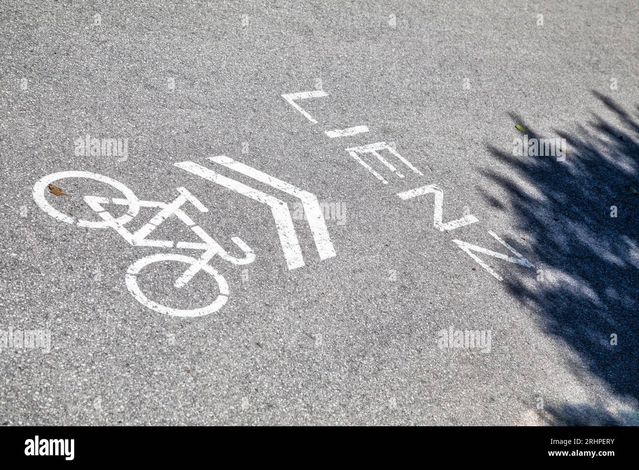 Austria, Tirolo Orientale, pista ciclabile lungo il fiume Drava tra San Candido (Innichen) e Lienz Foto Stock