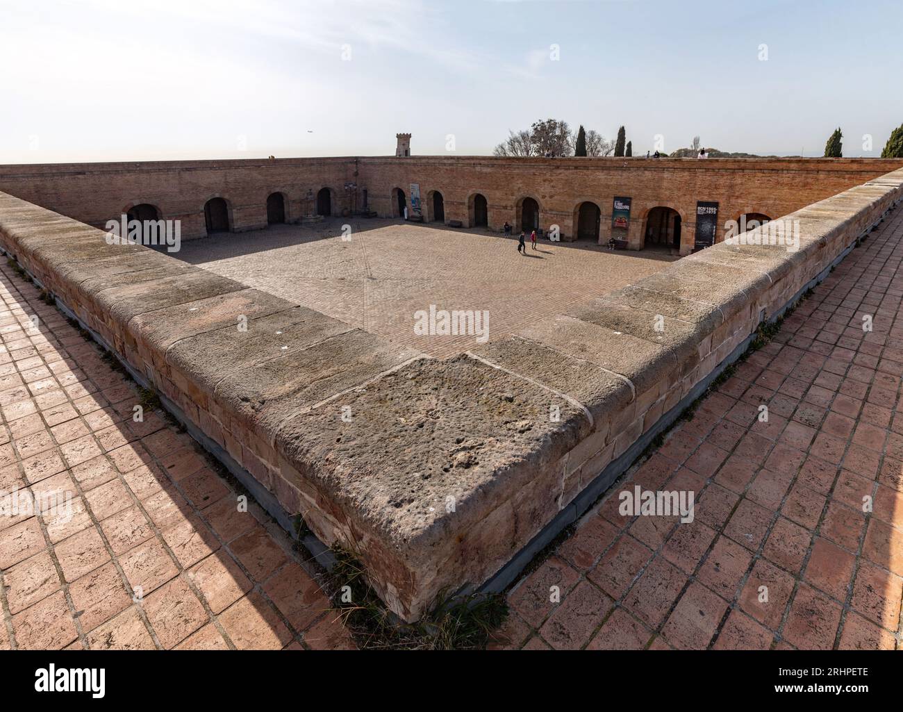Barcellona, Spagna - FEB 11, 2022: Il castello di Montjuic è un'antica fortezza militare, con radici risalenti al 1640, costruita sulla cima della collina di Montjuic a Barce Foto Stock