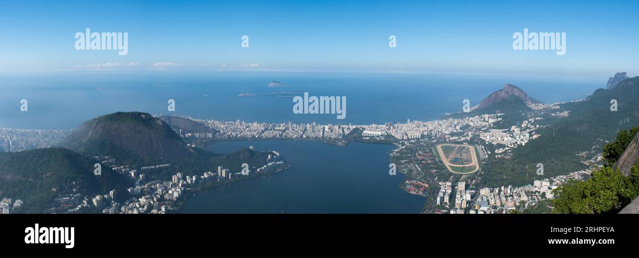 Rio de Janeiro: Splendida vista della città nella nebbia mattutina dal Cristo Redentore sul Monte Corcovado con il Pan di zucchero, le spiagge e la laguna Foto Stock