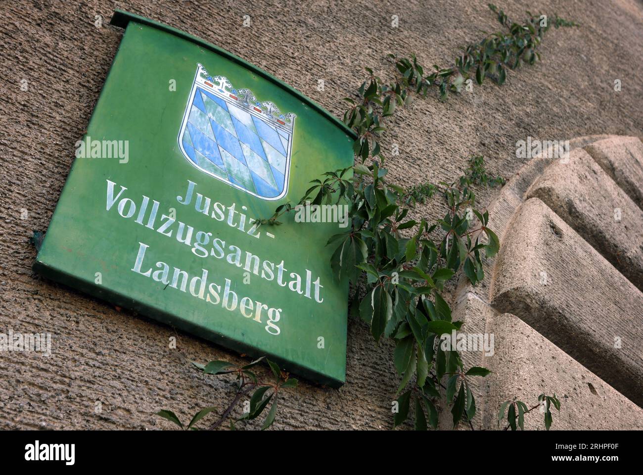 Landsberg am Lech, Germania. 18 agosto 2023. "Justiz-Vollzugsanstalt Landsberg" si può leggere sull'edificio principale del centro correzionale di Landsberg am Lech. Lo chef stellato Alfons Schuhbeck dovrà finire in prigione nei prossimi giorni. L'ufficio del pubblico ministero di Monaco i lo ha convocato per comparire in prigione. Credito: Karl-Josef Hildenbrand/dpa/Alamy Live News Foto Stock