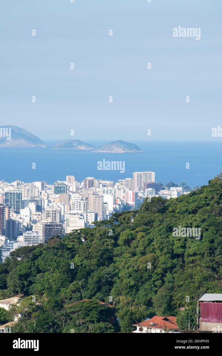 Brasile: Lo skyline da cartolina di Rio de Janeiro visto dalla favela Rocinha con vista su montagne, grattacieli, laguna e Oceano Atlantico Foto Stock