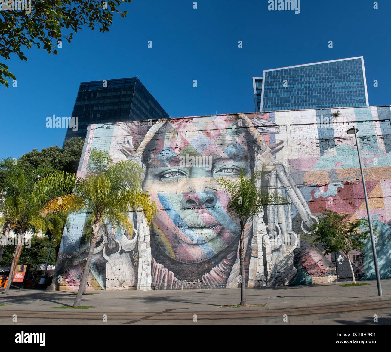 Rio de Janeiro, Brasile: Skyline della città con vista sul murale das Etnias, chiamato "siamo tutti uno", realizzato dall'artista brasiliano Eduardo Kobra per le Olimpiadi di Rio 2016 Foto Stock