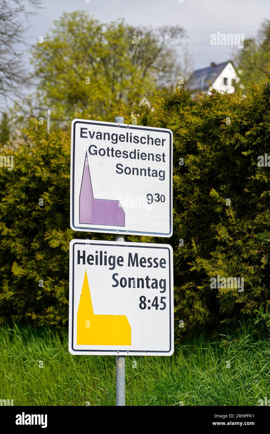 Germania, Baviera, alta Franconia, Svizzera Franconia, cartelli di chiesa all'ingresso del villaggio, cartello servizio protestante e Santa messa. Foto Stock