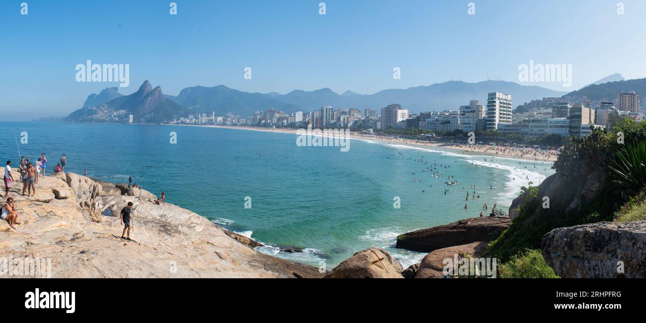 Rio de Janeiro, Brasile: Spiaggia di Ipanema e skyline della città dalla roccia di Arpoador, piccola penisola tra Ipanema e Copacabana, con vista su Dois Irmaos Foto Stock