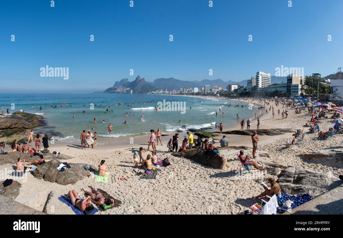Rio de Janeiro, Brasile: Spiaggia di Ipanema e skyline della città dalla roccia di Arpoador, piccola penisola tra Ipanema e Copacabana, con vista su Dois Irmaos Foto Stock